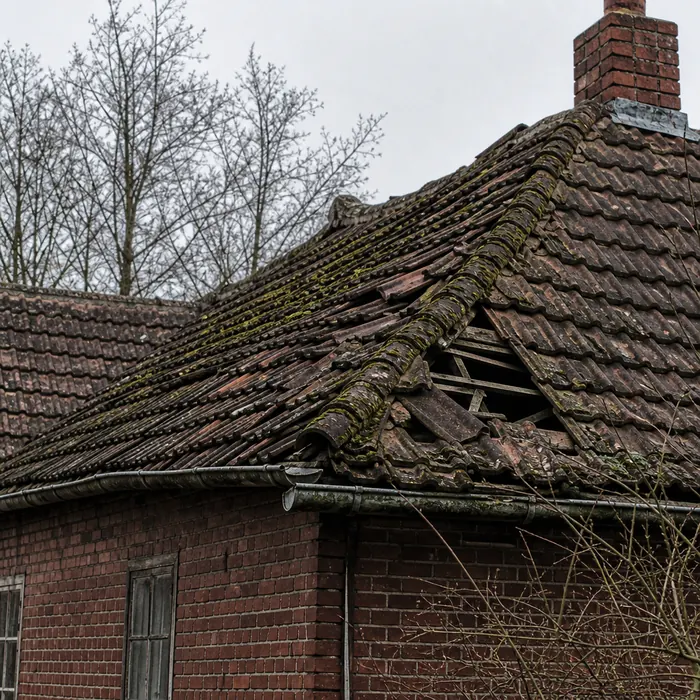 Vorher: altes Ziegeldach in Bergedorf mit gerissenen und verrutschten Ziegeln und starkem Moosbewuchs