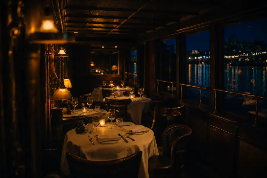 Gastraum mit Kerzenlicht und Messinglampen im Fischrestaurant in Hamburg