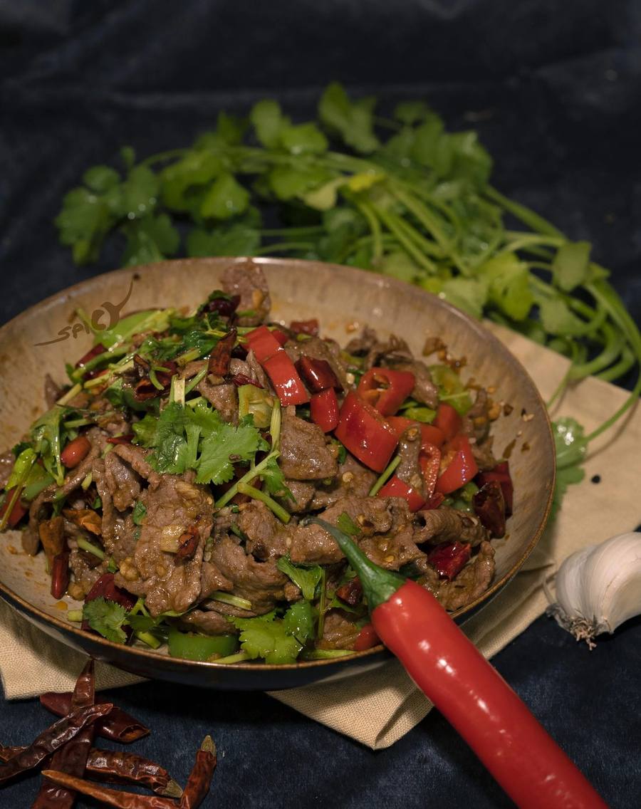Rindfleisch mit Koriander, roten Chilis und Knoblauch in einer Steingutschale