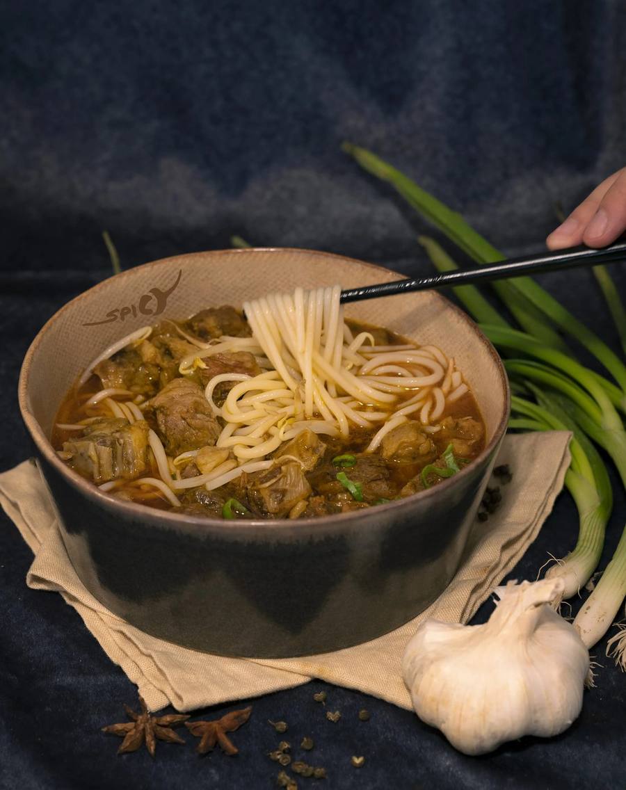 Reisnudelsuppe mit geschmorter Rinderbrust und Frühlingszwiebeln