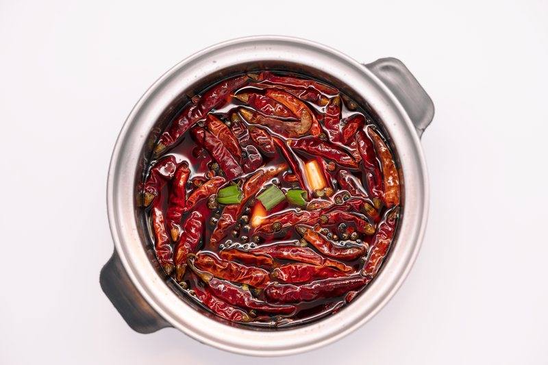 Scharfe Brühe mit getrockneten Chilischoten und Sichuan-Pfeffer im Topf