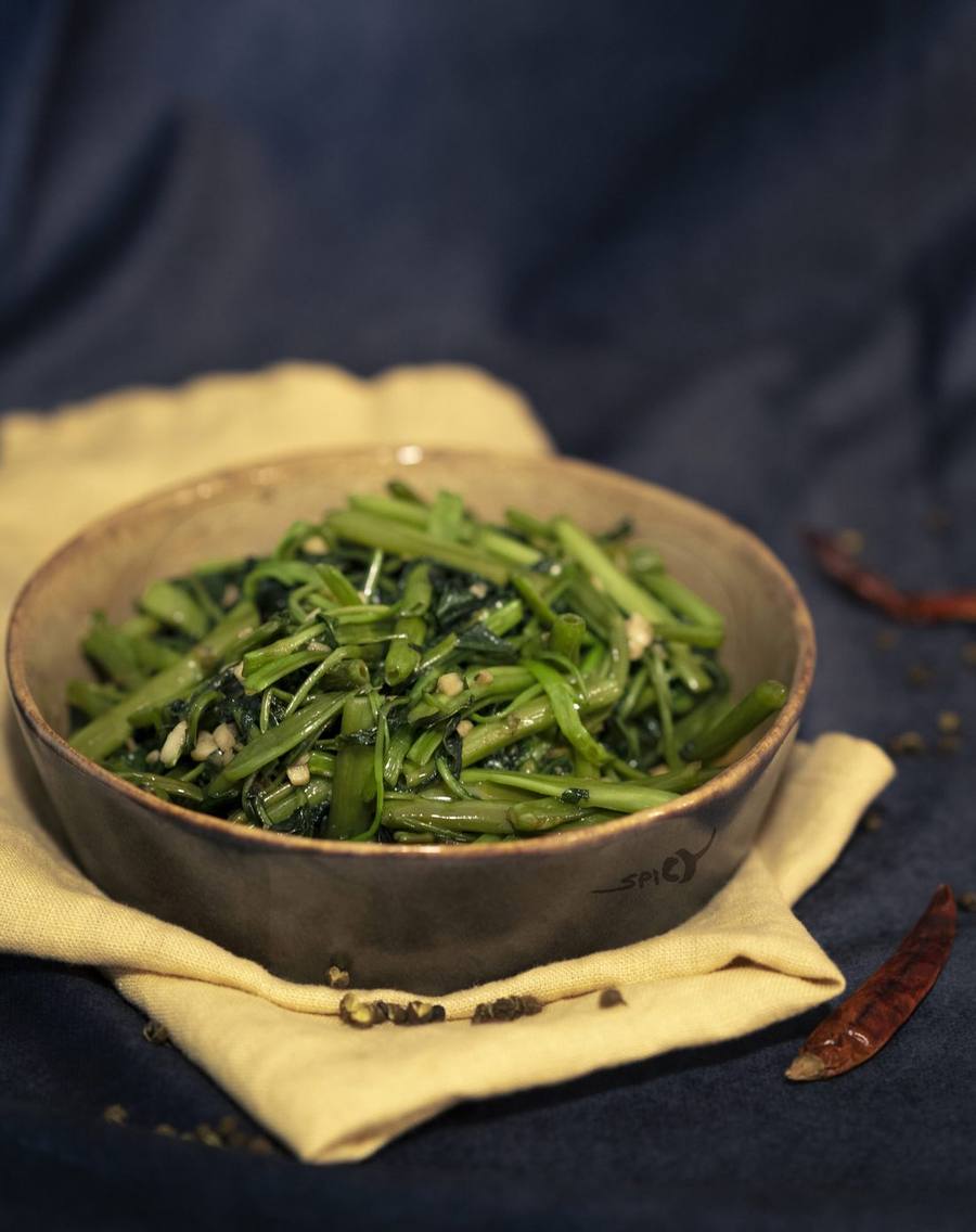 Wasserspinat mit Knoblauch in einer Steingutschale