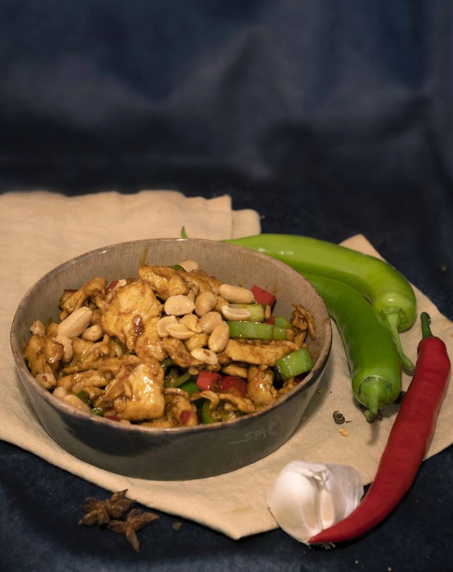 Gong Bao Huhn mit Erdnüssen, Paprika und Frühlingszwiebeln