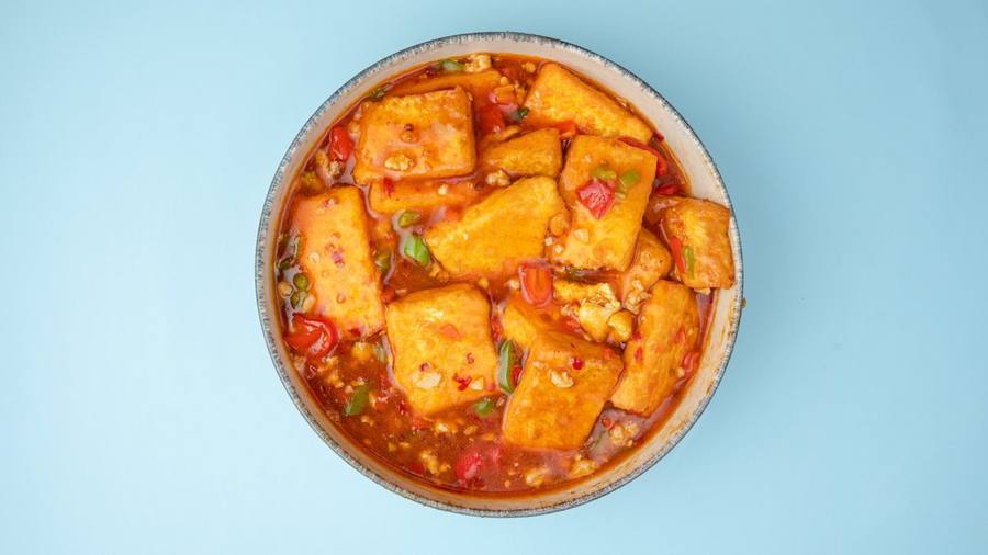 Gebratener Tofu in scharfer Tomatensoße mit Paprika